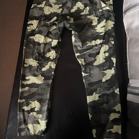 Lulu lemon 3/4 yoga pant size 12 - Picture 2 of 3